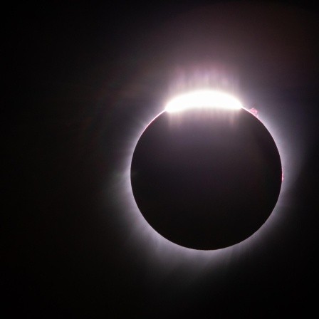 Totale Sonnenfinsternis mit sichtbarem Diamantring und Baily`s Perlen (aufgenommen am 21. August 2017 in Oregon).