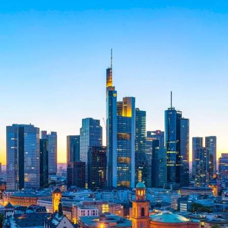 Skyline von Frankfurt am Main: Blick auf das Bankenviertel von Mainhattan mit Altstadt, Römer und Paulskirche