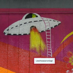 Ein Graffito mit einem UFO befindet sich über dem Schild Löschwasseranlage.