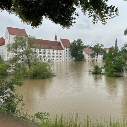 Vor dem Herzogsschloss in Straubing führt die Donau Hochwasser.  © picture alliance/dpa/Ute Wessels 