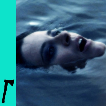 Ein verschwommenes Frauengesicht schaut aus dem Wasser.