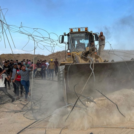 Palästinenser überqueren den Grenzzaun zu Israel von Khan Yunis im südlichen Gazastreifen, 07.10.2023.