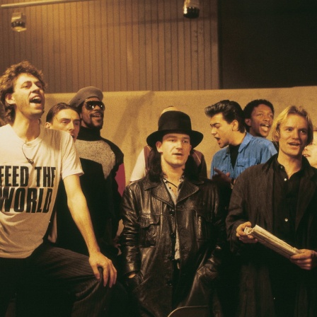 Band Aid von Sir Bob Geldof (zweiter von links) mit anderen Musikern beim Aufnehmen der ersten Single von Band Aid: Do They Know It's Christmas. 