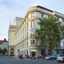 Außenansicht des Schauspiel Leipzig. Ein Eckgebäude mit einem Transparent, auf dem steht: "Das Land, das die Fremden nicht beschützt, geht bald unter."