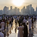 Menschen in Doha vor Skyline