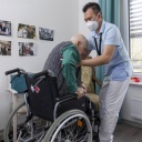 Pfleger hilft altem Mann beim Aufstehen in einem Pflegeheim (Bild: picture alliance / photothek)