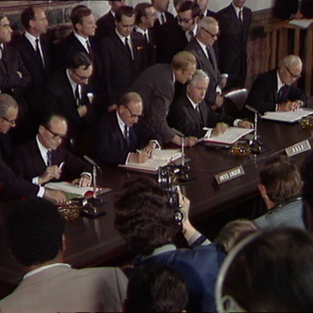 Das Vier-Mächte-Abkommen wird durch Botschafter der Allierten unterzeichnet (Bild: rbb)