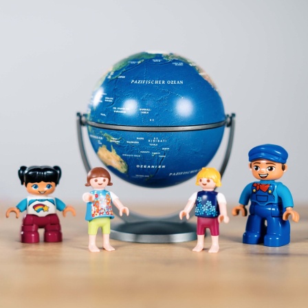 Ein Globus und mehrere Spielzeugfiguren