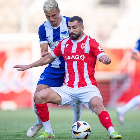 Marc Oliver Kempf von Hertha BSC und Tolcay Cigerci von Energie Cottbus im Zweikampf. (Foto: IMAGO / Matthias Koch)