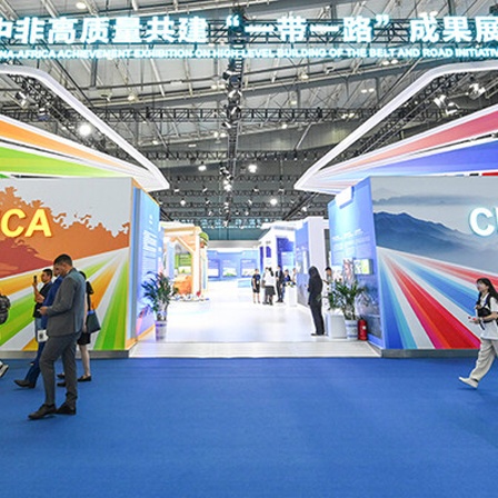 Die Worte "Africa" und "China" auf Ausstellungswänden in einer Messehalle während der dritten "China-Africa Economic and Trade Expo" in Changsha im Juni 2023