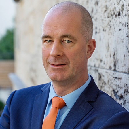 Ein Porträtbild von Politikwissenschaftler Christian Mölling, stellvertretender Direktor des Forschungsinstituts der Deutschen Gesellschaft für Auswärtige Politik (DGAP).