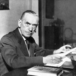 Thomas Mann am Schreibtisch.