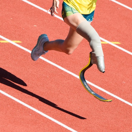 Eine Athletin aus Australien sprintet mit Prothese beim Training für die Paralympics in Paris. (Bild: picture alliance/dpa/Julian Stratenschulte)