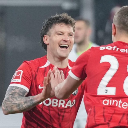 Lukas Kübler (l.) jubelt mit Matthias Ginter