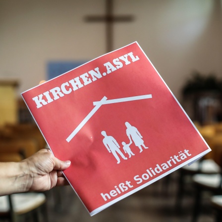 Ein Schild mit der Aufschrift "Kirchenasyl heißt Solidarität" in einer evangelischen Kirche (Bild: Hans-Jürgen Bauer)