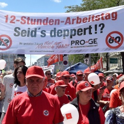 Demonstration gegen den Zwölf-Stunden-Arbeitstag