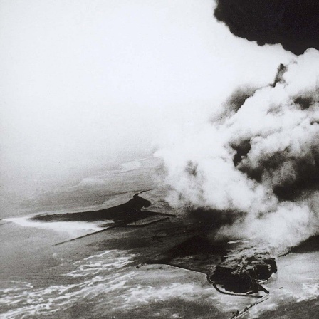 Rauchwolke über Helgoland nach der Sprengung am 18. April 1947.