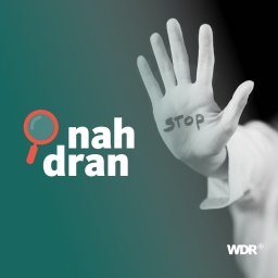 Das Bild zeigt eine Frau mit geschlossenen Augen. Sie schaut nach unten und hat eine geöffnete Hand ausgestreckt. Darauf steht STOP. Daneben ist das Logo des Podcasts nah dran. 