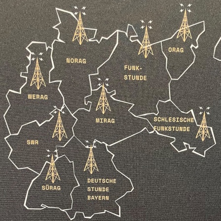 Bildtafel zur Ausstellung &#034;100 Jahre Radio&#034;, TECHNOSEUM Mannheim. Die Karte zeigt die Rundfunkgesellschaften im Deutschen Reich 1923 und 1924.