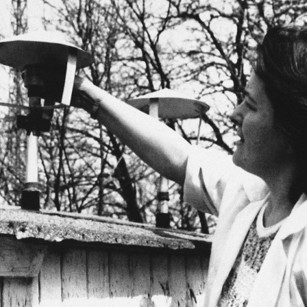 Eine Spezialistin des Warschauer Instituts für Meteorologie und Wasserkontrolle entnimmt am Dienstag, 29. April 1986, in Warschau Luftproben, um die Strahlung einer radioaktiven Wolke zu testen, die nach dem Unfall im Kernkraftwerk Tschernobyl über Polen hinwegging