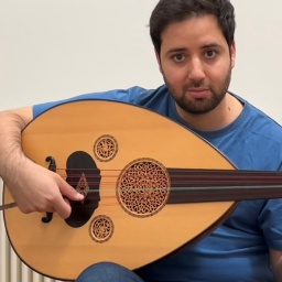 Der Deutsch-Palästinenser Bakr Khleifi mit der Oud, der arabischen Kurzhalslaute.