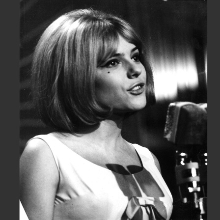 France Gall bei einem Auftritt 1965 in Frankreich. Sie belegte im selben Jahr für Luxemburg beim Grand Prix den 1. Platz