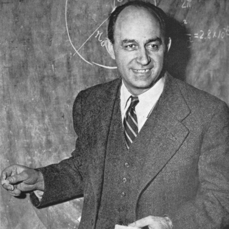 Der Physiker Enrico Fermi steht vor einer Tafel (1942)