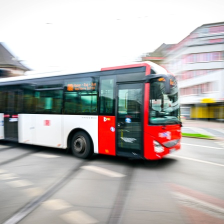 Ein Bus fährt über eine städtische Kreuzung