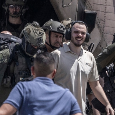 Israel, Ramat Gan: Andrey Kozlov, eine der vier israelischen Geiseln, die am 7. Oktober von der Hamas auf dem Nova-Musikfestival entführt wurden, kommen mit einem Hubschrauber im Sheba Medical Center an. 