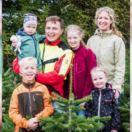 Kathrin und Thorsten Rabeler mit ihren vier Kindern. 