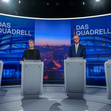 Vier Kanzlerkandidaten an ihren Rednerpulten beim Quadrell zur Bundestagswahl: Olaf Scholz, Robert Habeck, Friedrich Merz und Alice Weidel.