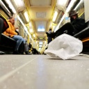 Eine FFP2-Maske liegt in einer S-Bahn auf dem Boden.