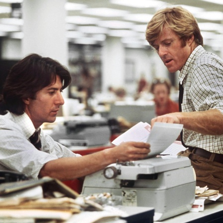 Das undatierte Archivbild zeigt die beiden amerikanischen Schauspieler Dustin Hoffman und Robert Redford in einer Szene des Films "Die Unbestechlichen" von Regisseur Alan Pakula.