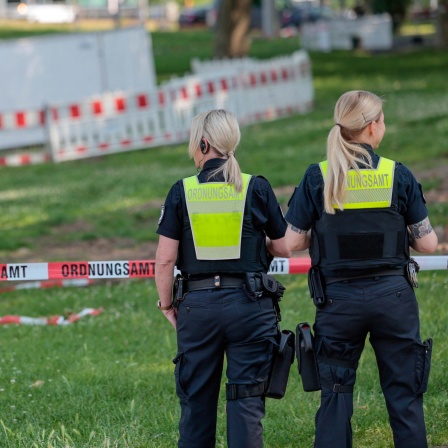 In Köln-Deutz bewacht das Ordnungsamt die Fundstelle dreier Weltkriegsbombe vor der Entschärfung (03.06.2025).