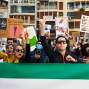 Iranerinnen und Iraner protestieren im türkischen Izmir für mehr Frauenrechte.
