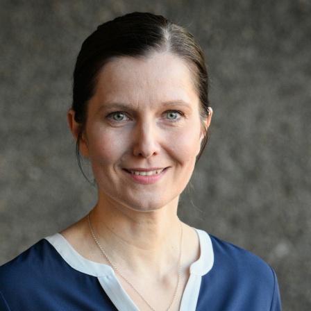 Festivalleiterin Nora Hertlein-Hull bei der Bekanntgabe der Jury-Auswahl zum Theatertreffen 2025 im Haus der Berliner Festspiele.