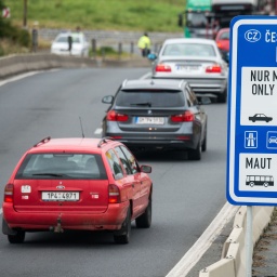 Ein Hinweisschild zur Mautpflicht in Tschechischen steht am 09.07.2014 an der deutsch-tschechischen Grenze nahe Furth im Wald (Bayern).