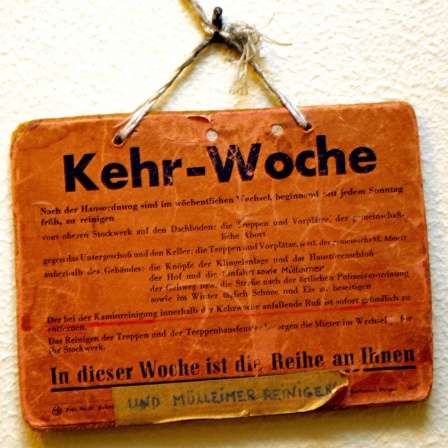 Historisches Schild - Kehrwoche. Archivfoto