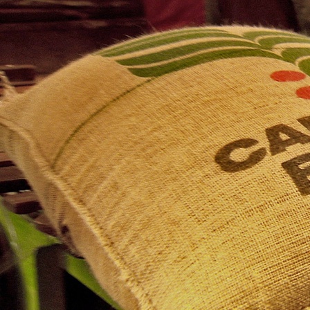 Ein Jutesack mit dem Aufdruck "Cafés do Brasil".