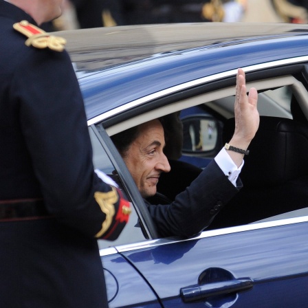 Der ehemalige französische Präsident Nicolas Sarkozy winkt aus dem Auto