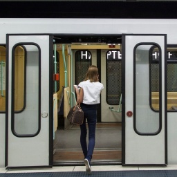 Frau steigt in eine Straßenbahn