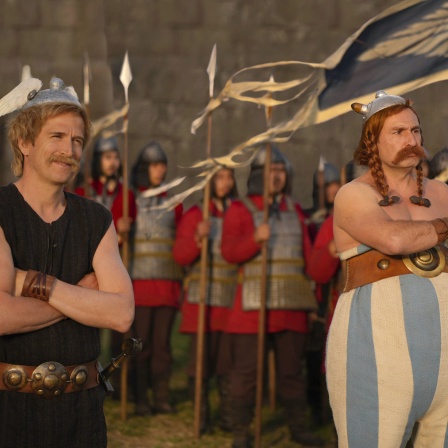 Guillaume Canet (l) als Asterix und Gilles Lellouche (r) als Obelix in einer Szene des Films "Asterix & Obelix im Reich der Mitte"
