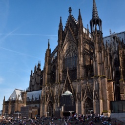 Die Stufen vor dem Kölner Dom