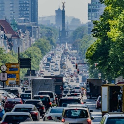 Symbolbild Klima: Autos, Lastwagen und Lieferfahrzeuge fahren auf dem Kaiserdamm in Berlin