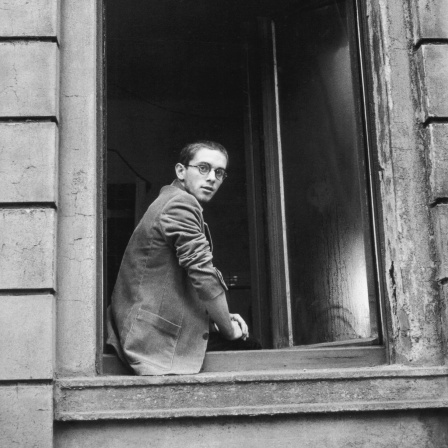 Student im Fenster einer Altbauwohnung in Leipzig 1982