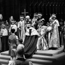 Der Herzog von Gloucester huldigt Ihrer Majestät, Königin Elizabeth II., nach der Krönungszeremonie in der Westminster Abbey am 2. Juni 1953