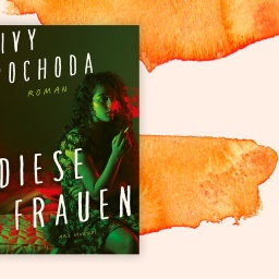 Cover des Kriminalromans "Diese Frauen" vor orangefarbenem Aquarellhintergrund. Das Cover zeigt eine junge Frau mit langen lockigen Haaren im Blumenkleid, sie sitzt auf einem Bett und raucht. Auf dem Bett hinter ihr liegt noch eine andere Person, die bis auf eine Unterhose nackt ist.