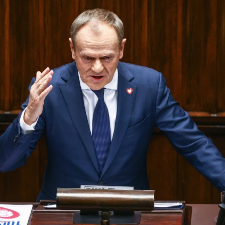 Der designierte polnische Ministerpräsident Donal Tusk hält eine Rede im Parlament.