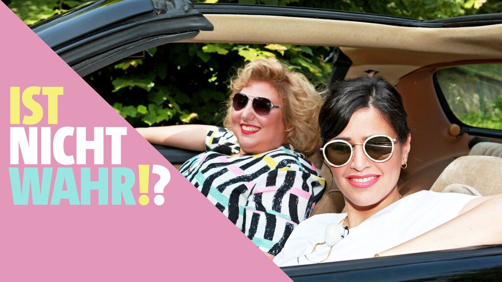 Zwei Frauen mit Sonnenbrillen sitzen in einem Auto ohne Verdeck und schauen in die Kamera. Auf dem Bild der Schriftzug "Ist nicht wahr!?".