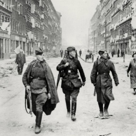 2. Weltkrieg / Eroberung von Berlin durch die Rote Armee, 16. April bis zur Kapitulation am 2. Mai 1945. Sowjetsoldaten ziehen durch eine Straße Berlins. Aus den Fenstern der Häuser hängen als Zeichen der Kapitulation weiße Fahnen. Foto, 1. Mai 1945. |